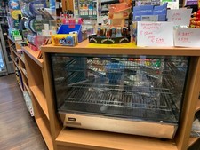 Verkaufstheke aus Holz mit Warmvitrine 