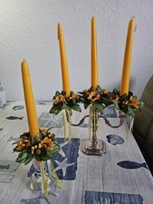 3er Kerzenleuchter und Kristall-Kerzenständer mit Kerzen und Kerzenumrandungen