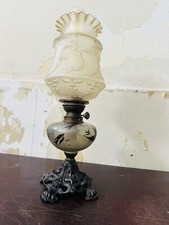 alte Petroleum Tisch Lampe, Majolika, Messingguss Fuß, Jugendstil um 1900 Antik