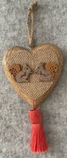 Deko Herz Holz, Länge ca 16 cm. Eichhörnchen, Herz, Quaste