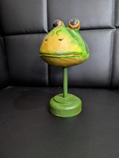 Charmanter Deko-Frosch Figur auf Ständer | Vintage Pappmaché-Stil | Grün 80iger