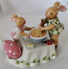 Villeroy & Boch Bunny Family Hasen Hasenkinder beim Backen Ostern 
