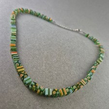 Bunte Millefiori Perlenkette – Florales Mosaik in Grüntönen