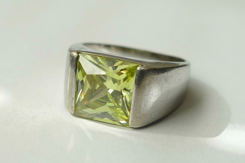 Ring hellgrüner geschliffener
