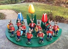 Osterdekoration Holz Osterhasen Hasenkapelle auf grüner Wiese 12 Hasen + 3 Tulpe