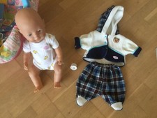 Baby Born Puppe mit Autositz, Anzug, Body und Schnuller, gebraucht, (Maxi Cosi)