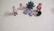 Playmobil Teil 2 Weihnachtsmann  verteilt seine Geschenke um den Tannenbaum 2024