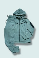 Mintgrüner Nike Tech Anzug |