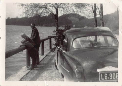 Familie mit oldtimer - mit,