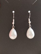 Tropfenförmige weiße Perlen