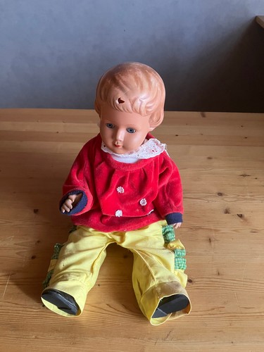 Alte puppe mit beschädigung - puppe,