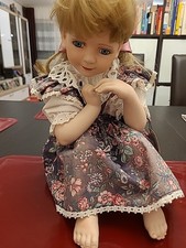 Puppe Artisan Collection vitrinengepflegt Neu 30cm Sitzend 