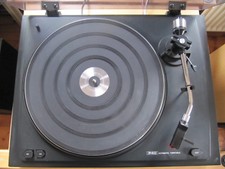 Riemengetriebener, Halbautomatischer Plattenspieler P40 in Schwarz mit OMB15