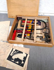 alter Laubsägekasten, 50er Jahre, komplett gefüllt, mit versch. Vorlagen