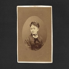 Hübsche junge Frau 3/4