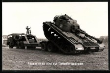Ansichtskarte Die Bundeswehr, Panzer M 48 wird auf Tieflader gebracht 