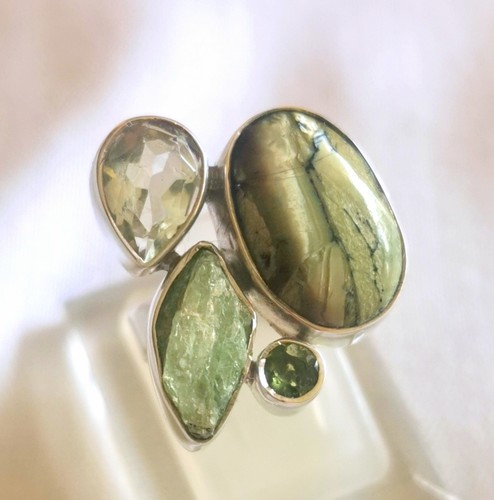 Multicolor ring opal - -, kyanit