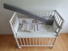 Babybett - Beistellbett weiß mit Zubehör und Stillkissen grau