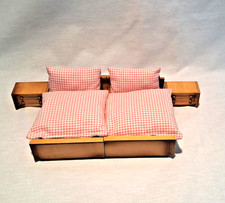 ältere Puppenstube  Bett Nachttischchen 2 Püppchen