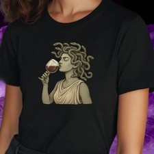 T-Shirt Medusa trinkt Wein –