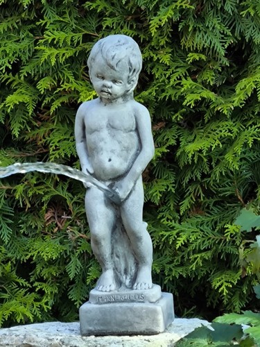 Wasserspeier männeken piss - ",