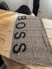 Großes Tuch 140 X 140 von Hugo Boss Ungetragen/ Neu