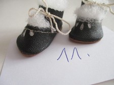 Alte kleine Puppenschuhe in