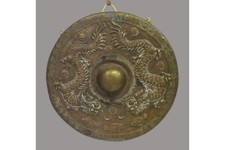 Antiker Gong, wohl China, 19. Jahrhundert, Bronze mit 3-kralligem Drachenrelief 