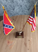 SCHÖNER SCHREIBTISCH-FLAGGENHALTER MIT US-FLAGGEN AUF HOLZSOCKEL MIT ADLERFIGUR