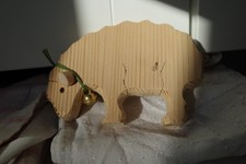 Holzfigur Schaf mit Glocke