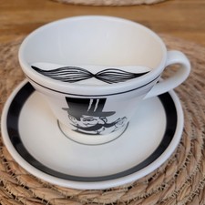 Stylische alte Barttasse