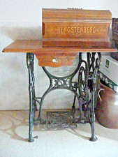Antike Nähmaschine mit Haube