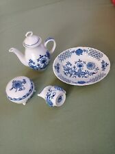 KARLSBADER Porzellan in Zwiebelmuster , 4 feine Dubi Eichwald  Teile " neu " .