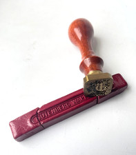 Signierstempel Prägestempel verzierter Buchstabe D und Gutenberg Wappenlack