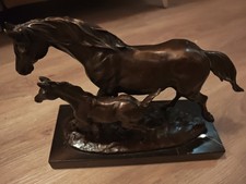 Bronzeskulptur Pferd mit Fohlen Mutter Kind zwei Pferde Bronze Statue Horse