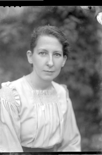 Portrait junge frau - im, garten