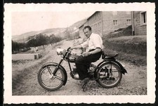 Fotografie Mann auf seinem Hercules Motorrad 