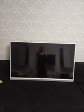 Gebraucht Weiß Fernseher 140 Zoll, Leichte Schäden. Eventuell Reparatur nötig.