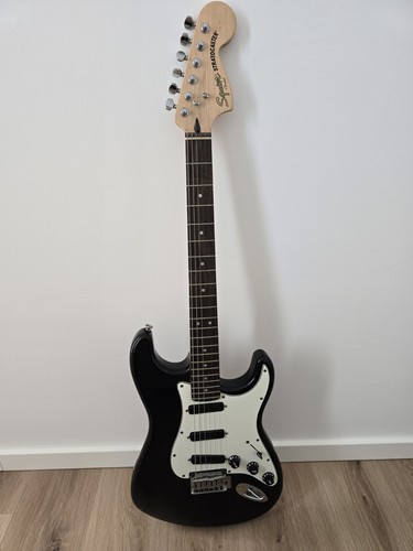 Squier stratocaster fender - by,