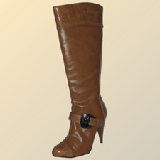 stylischer hoher Stiefel