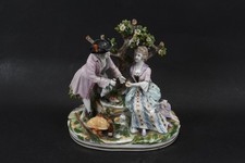 C26M17- Porzellan Figur galantes Paar beim Picknick gemarkt