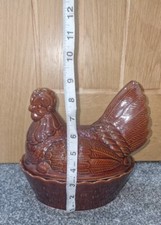 Vintage braune Henne auf Ei