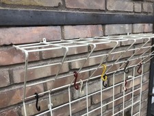 white String Wand Garderobe