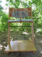 Stokke Tripp Trapp Kinderhochstuhl mit Holzbügel und Kissen