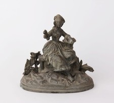 Junge Frau mit Blumenkorb