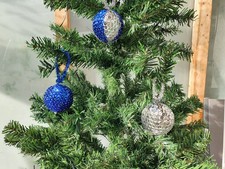 Bastelset - Drei Styropor-Kugeln mit Pailletten blau/silber - Christbaumkugeln