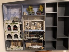 Großes Diorama als Bücherregal