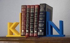 Buchstütze personalisierbar – mit Buchstaben oder Zahlen – Bookend für Regal -3D