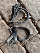 Sporen in Schwarz mit Lederriemen