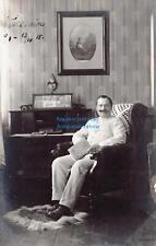 Foto-AK Soldat in Sessel Buch: Die Waffen nieder! Nierstein 1915